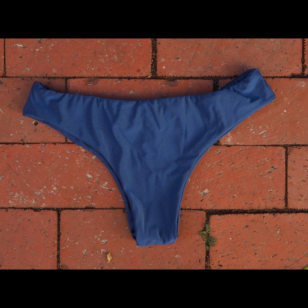 Blue scoop neck bikini and cheeky bottom - Picture 3 of 3
